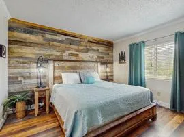 Charming Condo River Views Sleep 6 Fireplace Pool