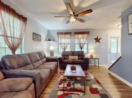 Charming Dog Friendly Home Sleeps 6 Deck Grill