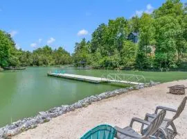 Scenic Lake View Cabin Sleep 15 Game room Hot Tub