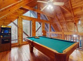 Cabin N Gorgeous Wooded Setting Sleeps 6 Hot Tub, hotel u gradu Pidžin Fordž