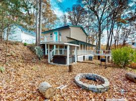 Lake Cabin Sleeps 6 Pet Welcome Hot Tub Fire pit, hotel i Dandridge