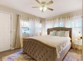 Lake Cabin Sleeps 6 Pet Welcome Hot Tub Fire pit