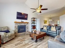 Pristine & Peaceful Condo Sleeps 6 Shared Pool & Townsend Timbers