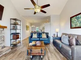 Pristine & Peaceful Condo Sleeps 6 Shared Pool & Townsend Timbers
