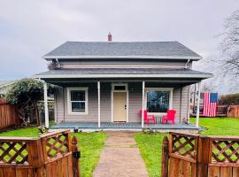 The Big Larz Casa, hot tub, pool, steps to Main Street, hotel i Carlton