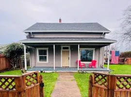 The Big Larz Casa, hot tub, pool, steps to Main Street