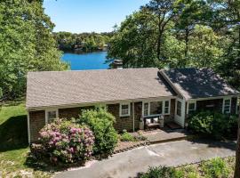 Crystal Lake Waterfront Cottage, hotel em Orleans