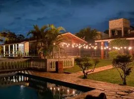 Quarto Outono em Casa de Madeira com Piscina no Alto da Serra - PetFriendly