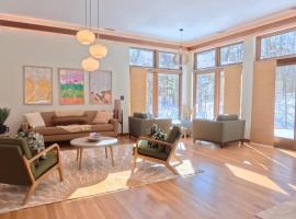 5BR Home Near Boston 4,000 Sq Ft & In-Law Suite, Hotel in Stoneham