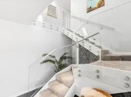 Wanaka Tree Retreat - Luxury Living Steps from the Iconic Lakefront