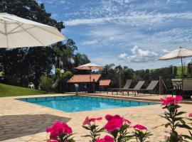 Chalé com vista para montanhas com banheira, lareira e piscina em Socorro - Refúgio Campestre - Canário, hotel a Socorro