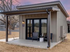 Ironstone Casita at Featherstone Ranch, hotel di Stonewall