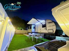 Grace Haven RV Retreat Near Beach with Private Patio, hotel v mestu Tarpon Springs