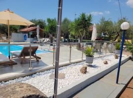 Viesnīca John & Jenny's Small Village pilsētā Áyios Andréas Messinias