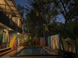 Forest Soul - Forest-Side Retreat with Pool，Batheri的飯店