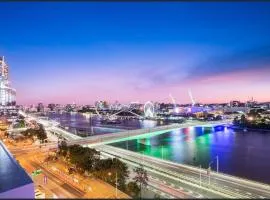 One Sky Residence - Sleep 6 - Pools Cinema Sauna Gym FREE Parking