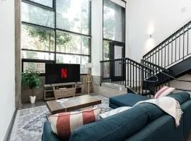 Fabulous and Spacious 2 level LOFT with Pool GyM Parking