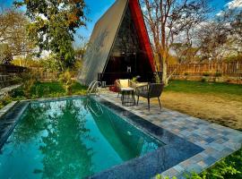 ZenRoofs - Pool Farm in Forest, hotel in Jaipur