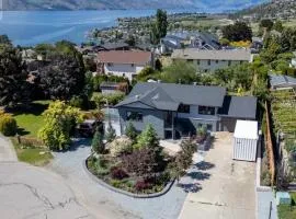 Peaceful 2-bedroom, 1-bath daylight suite with private entrance