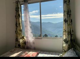 The golden nest homestay, Hotel in Rhenok