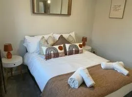 Angel House 4BR, 2 bathroom, ample parking, free wifi, great for contractors, multigenerational fam trips, business travellers, close to Gatwick Airport,Crawley