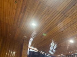 Ryansmyan home stay, hotel di Aritar