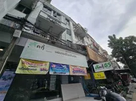 Sukhum Huai Khwang Guest House