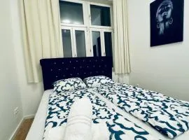 Private Rooms in Elegant 5-Bedroom Residence Near Kaufpark Alterlaa