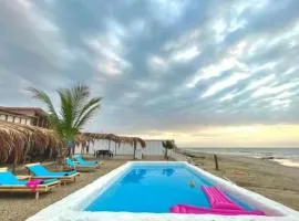 Casa frente al mar con piscina privada y BBQ en Zorritos, Tumbes