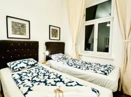 Spacious Private Rooms in 5BR Apartment for 10 Near Kaufpark Alterlaa