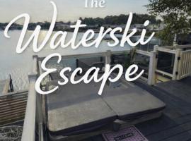 sunset luxury lakeside lodge with hot-tub,3 bedrooms, pet friendly, hotel a Tattershall