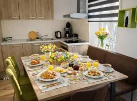 Moderne Ferienwohnung,Sauna im Haus, Parkplatz Hunde willkommen, nahe Schloss, Waldeisenbahn, Hermansbad, UNESCO Geopark, nahe polnischer Markt, Top Lage für Ausflugsziele zum Wandern oder Radfahren