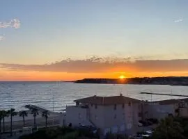 Bright stopover with terrace in Six-Fours