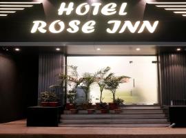 Rose Inn Hotel Near Airport, Hotel in Jāmb