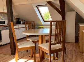 Schöne möblierte Dachgeschosswohnung in Fürstenwalde, Hotel in Fürstenwalde