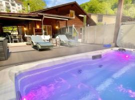 Cozy Swiss Chalet Heated Swim Spa Mountain Views Near Bern - Perfect Vacation Base, hotell i Frinvillier