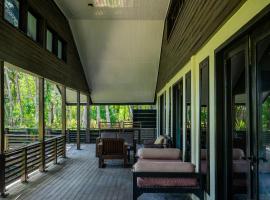 Island Time Simeulue 4 Bedroom Villa, Hotel in Lasikin