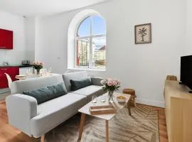 T2 épuré, spacieux & tranquille avec stationnement