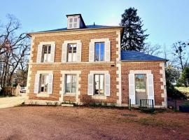 Gîte Vichy - 4 Chambres, situé dans le parc du Château de Charmeil – hotel w mieście Charmeil