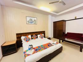 Hotel Smart Plaza - Malviya Nagar KFC Above, hotel din Noida