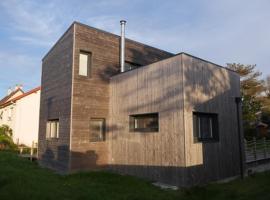 La Rose des Vents - plage à 3 minutes & grand jardin arboré, Hotel in Varaville