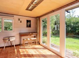 Cosy cottage in a wooded area, Hotel in Wingene