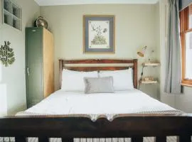 Snug 1 Bed Apartment in Edinburgh's Juniper Green