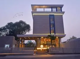 Sands Point Hotel