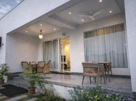 The Peace & The Lagoon 5 Room Boutique Stay with 2 Private Pool and 3 Private Garden, hotel a Bagru