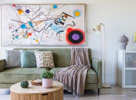 Mori 1-BR Apartment by Makenzy Beach, Hotel in Larnaka