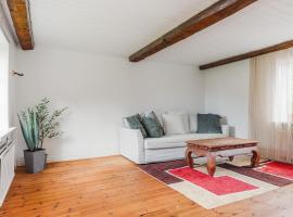 Scandi Style Retreat 3BR near Sea and Forest, khách sạn ở Axmar