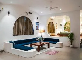 Zoe Cozy Escape with Big Projector