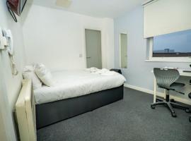 Budget Bright En-Suite Room in Central Coventry, Hotel in Coventry