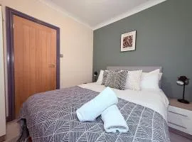 3BR Contractors Stay in Ammanford with Parking and Wi-Fi